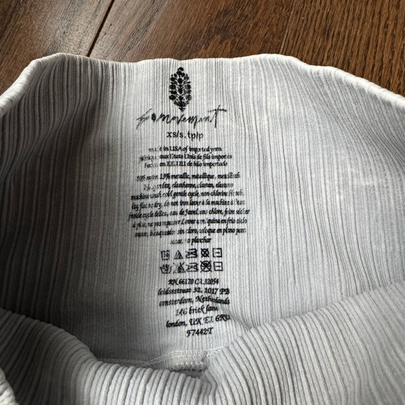 🏷️ NWOT FP Movement Good Karma Leggings | Ice Grey Size XS/S - Picture 3 of 7